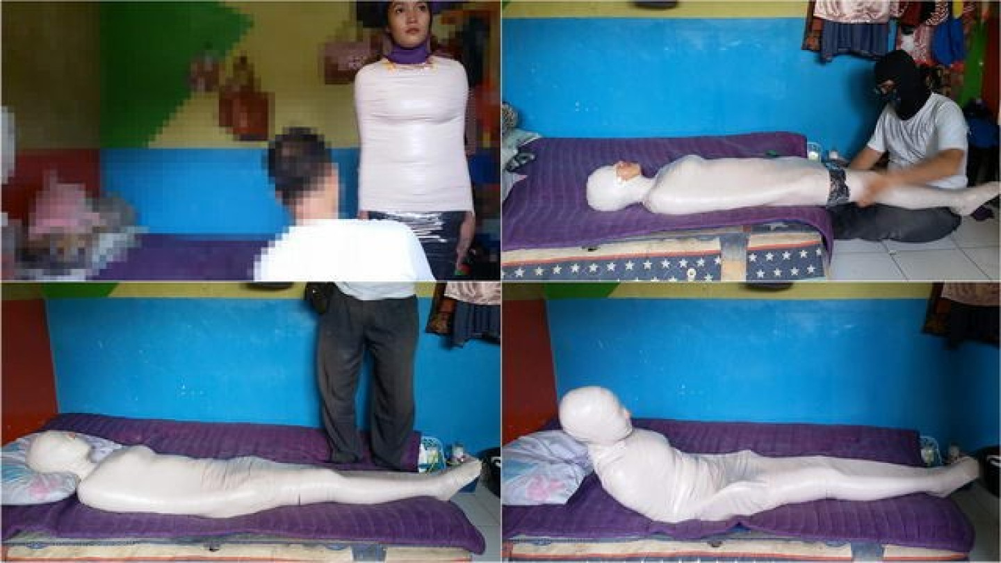 美しい女の子は体に貼られたダクトテープを引き裂いた