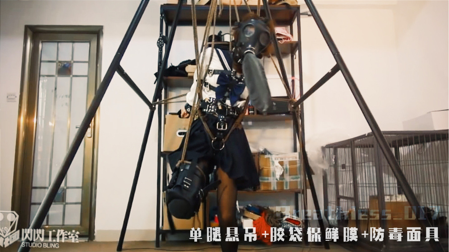 Bunny single leg suspention gas mask play

