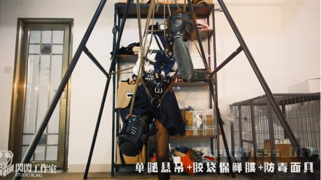 Bunny single leg suspention gas mask play
