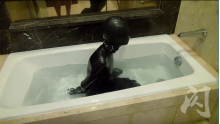 Extreme Latex breathplay
