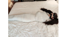 中国の高校制服女性をミイラ包み体験させる