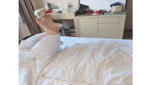 蒸し暑い夏に女子を綿で包んで、柔らかい足をもてあそんでいます  悶絕體驗