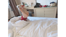 蒸し暑い夏に女子を綿で包んで、柔らかい足をもてあそんでいます  悶絕體驗