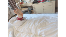蒸し暑い夏に女子を綿で包んで、柔らかい足をもてあそんでいます  悶絕體驗
