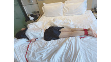 蒸し暑い夏に女子を綿で包んで、柔らかい足をもてあそんでいます  悶絕體驗