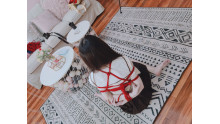 後輩の片足をロープで吊り上げ