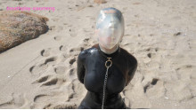 Xiaomeng Latex Breathplay at the Beach