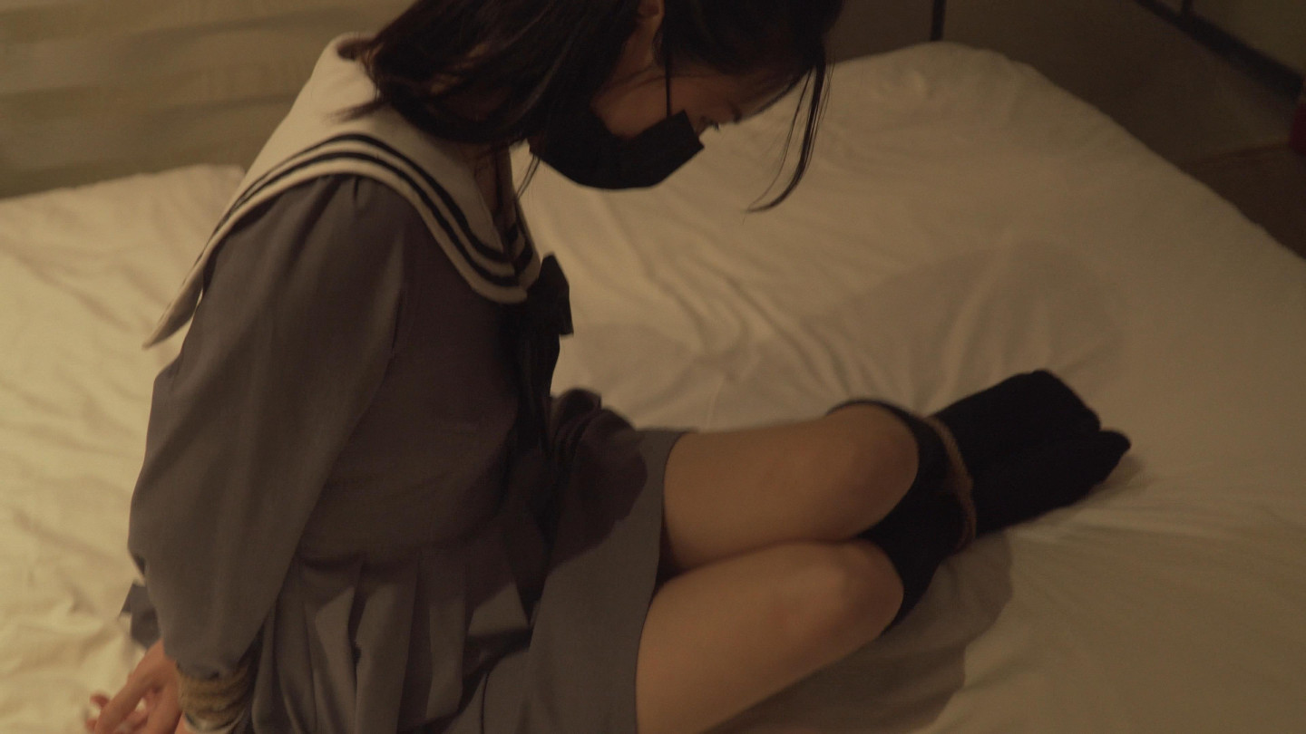 初めてボンデージを経験したかわいい女の子
