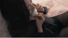 革の服を着た女性、縛られた後、自分を助けることができない
