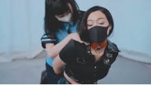 2人の女の子の包帯ボンデージ
