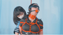 2人の女の子の包帯ボンデージ

