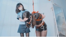 2人の女の子の包帯ボンデージ
