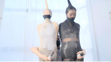 2人の女の子の包帯ボンデージ
