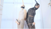 2人の女の子の包帯ボンデージ
