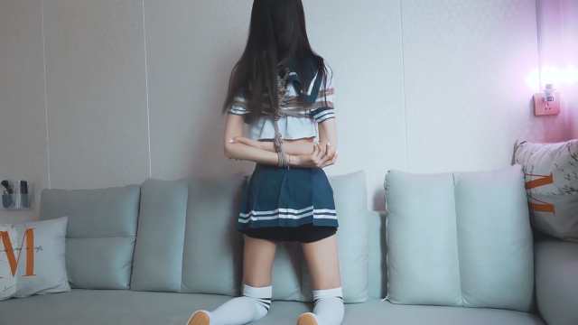 清純で可憐な美女、清純緊縛2シーン、テープ猿轡、全身タイツ拘束！
